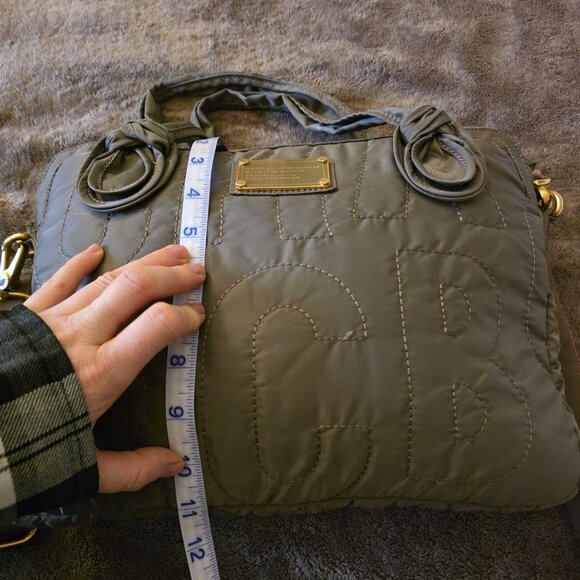 Marc by Marc Jacobs Quilted Nylon Laptop Bag Taupe Gray Gold Hardware Crossbody - Picture 16 of 16